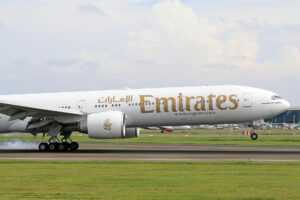 Iran Attacks Airports in Dubai and Kuwait — Civilian Flights Grounded Across the Region - Featured image