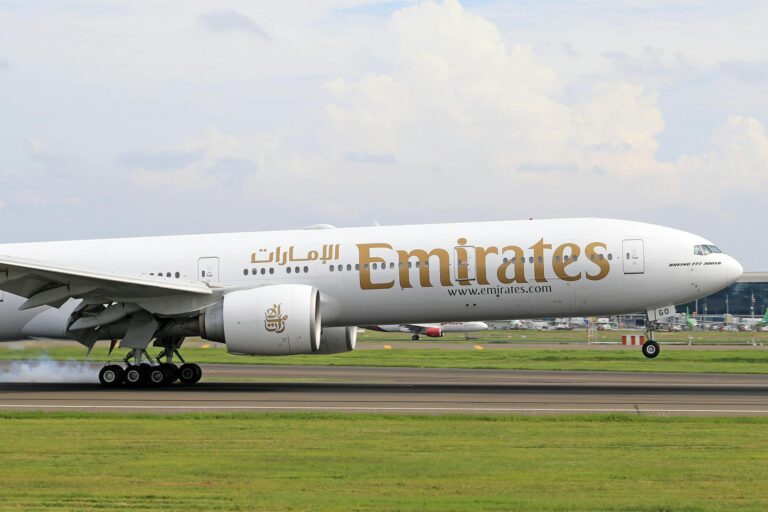 Iran Attacks Airports in Dubai and Kuwait — Civilian Flights Grounded Across the Region - Featured image