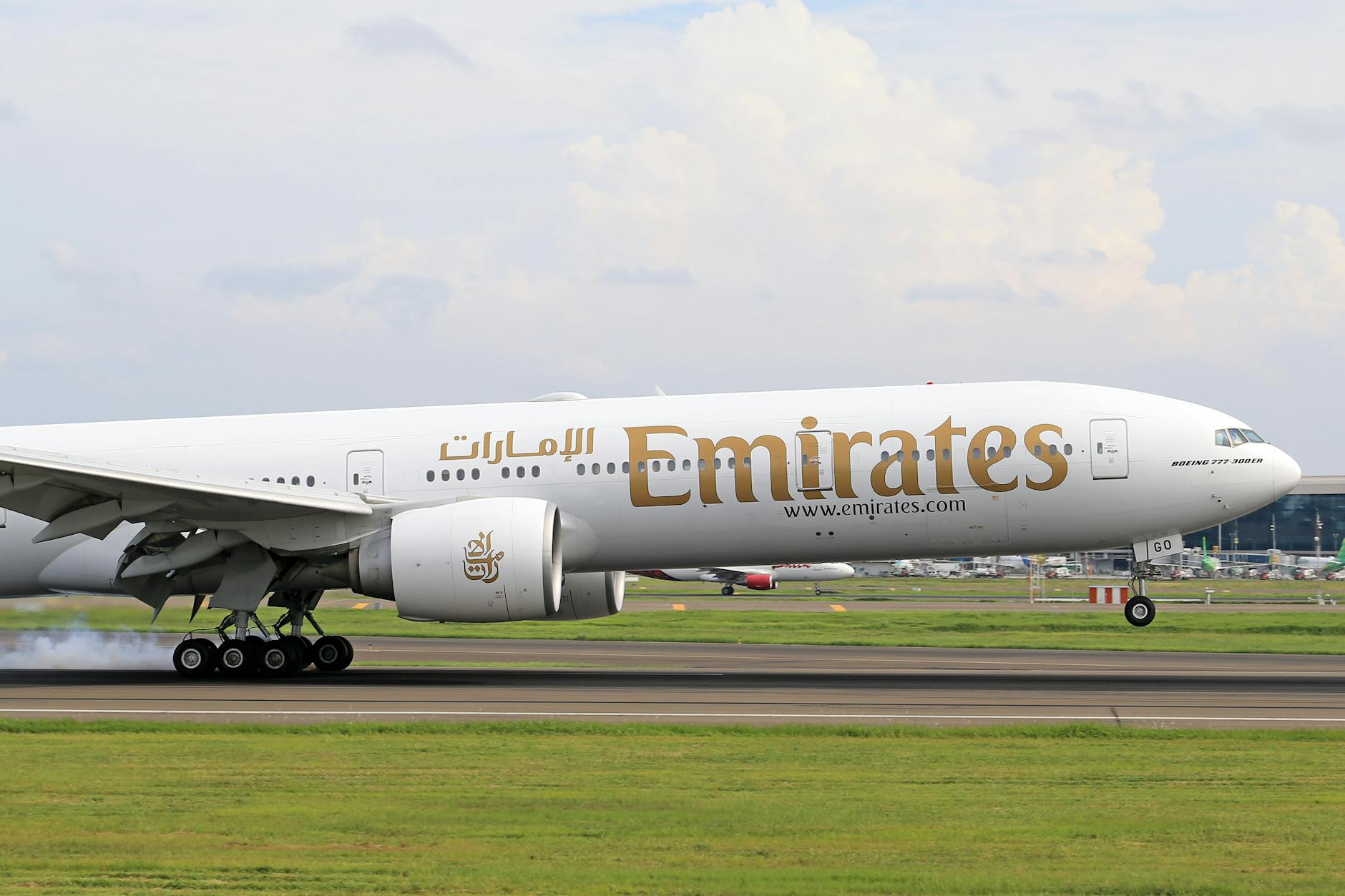 Iran Attacks Airports in Dubai and Kuwait — Civilian Flights Grounded Across the Region - Featured image