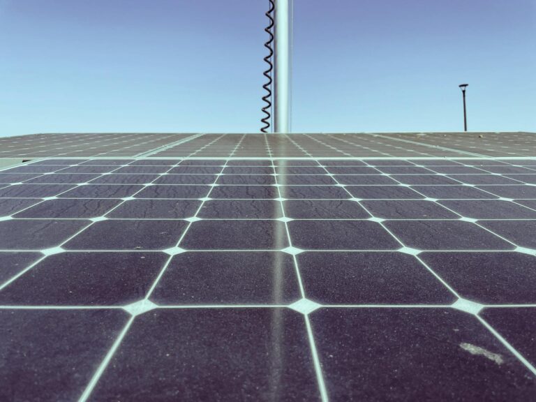 Renewable Energy Stocks Rise as Fossil Fuel Supply Vulnerability Gets Exposed - Featured image