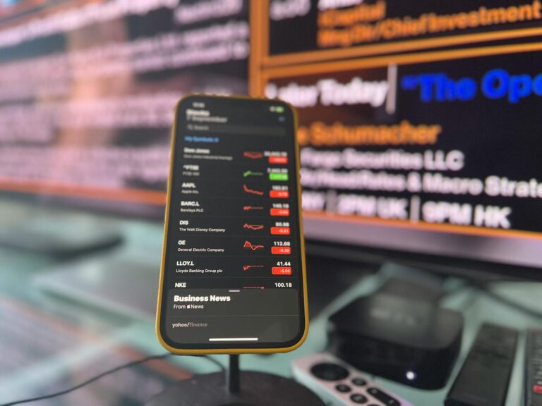 Tech Stocks Fall as Investors Rotate Into Defense and Energy Sectors - Featured image