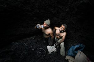 The Mines Iran Placed in the Strait of Hormuz Before the War Are Still There - Featured image