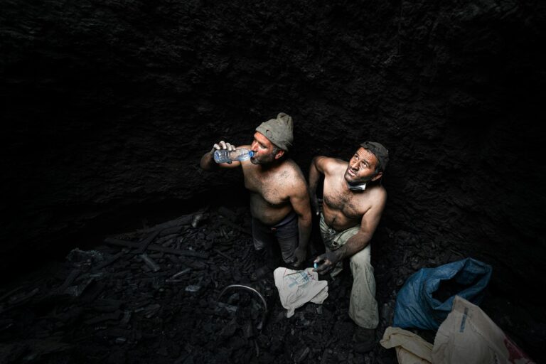 The Mines Iran Placed in the Strait of Hormuz Before the War Are Still There - Featured image