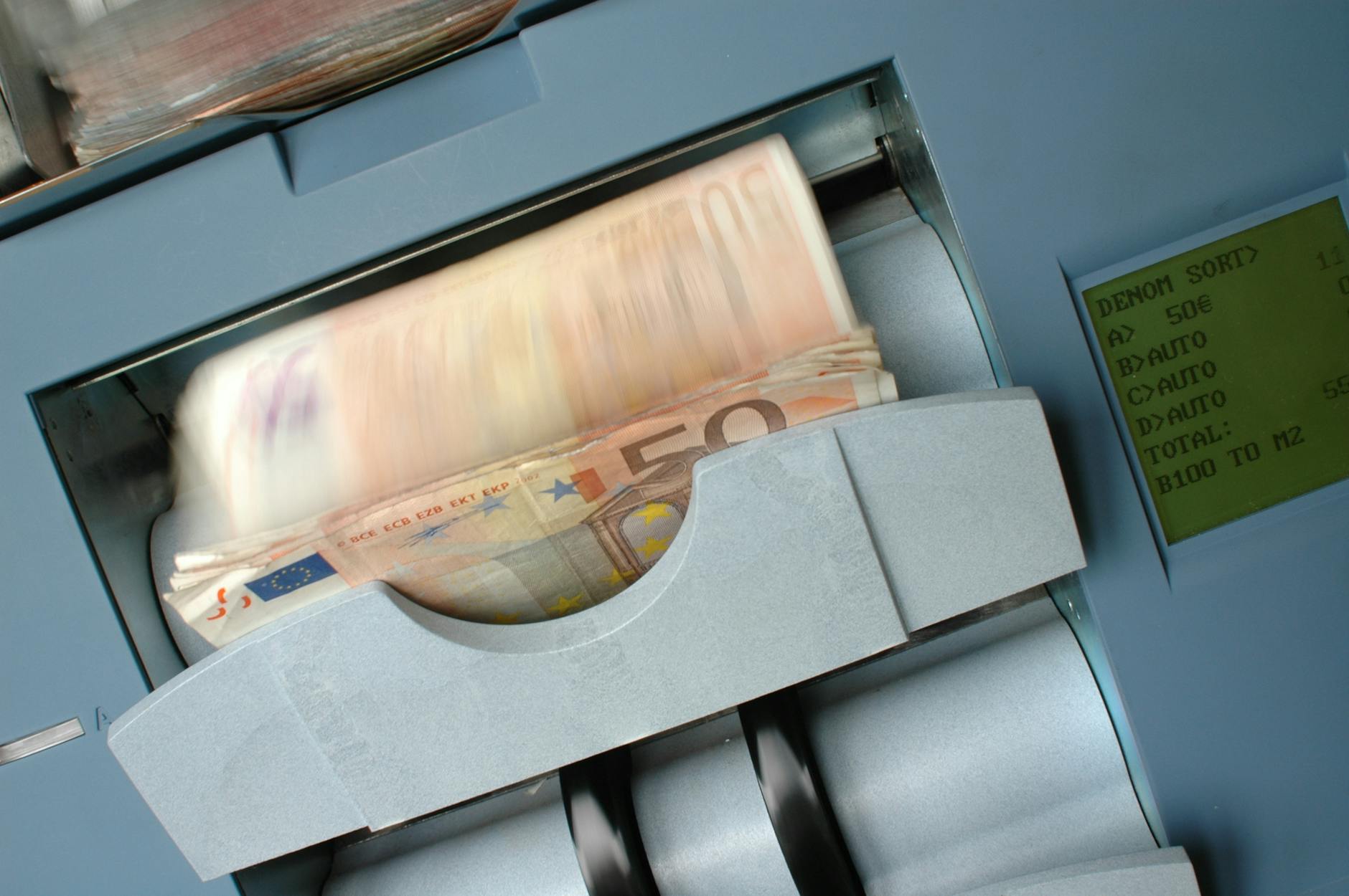 Why Are Institutional Investors Moving to Cash and Gold Right Now?