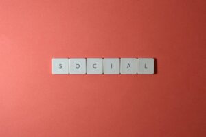 How Social Media Algorithms Amplify Conspiracy Narratives