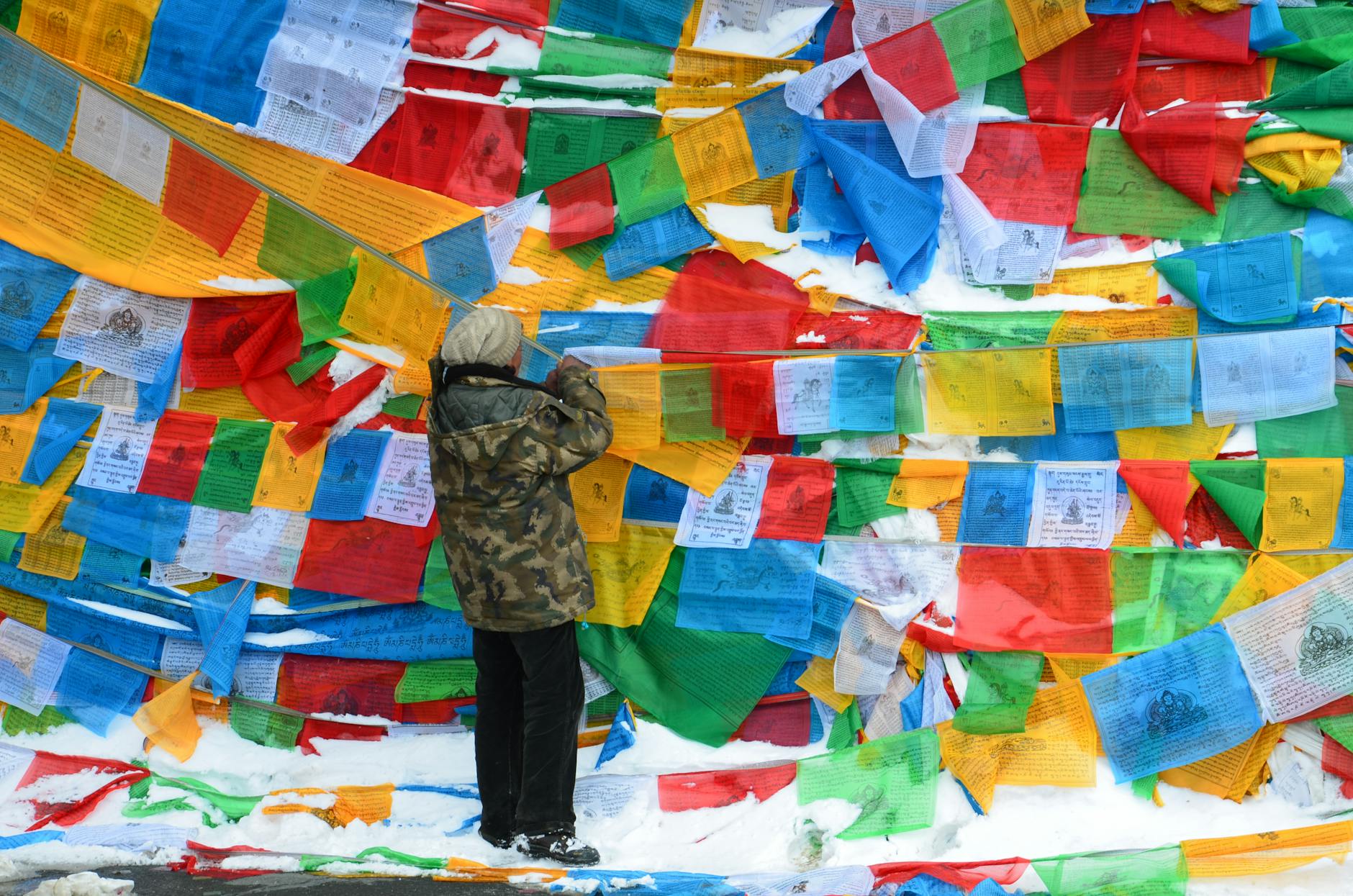 A Home Covered in Flags Became Famous, Then Its Owner Was Attacked Outside - Featured image