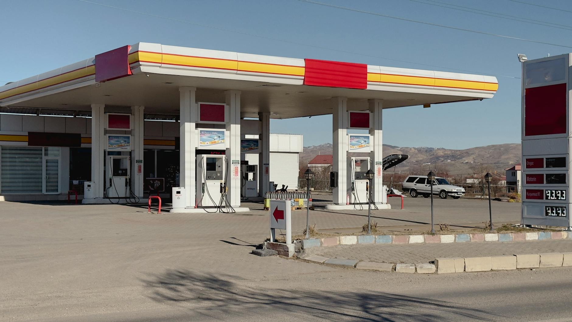 Gas Prices Today: Energy Experts Predict a Tough Summer for Drivers - Featured image