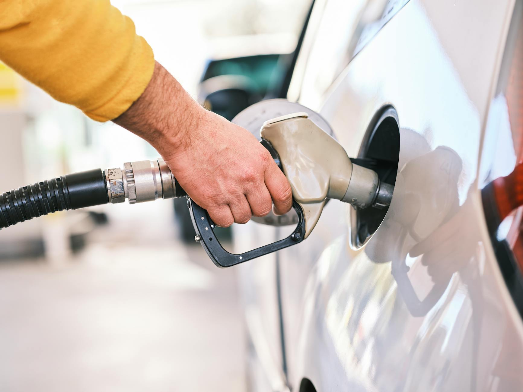 Gas Prices Today: Midwest Drivers React to New Fuel Increases - Featured image