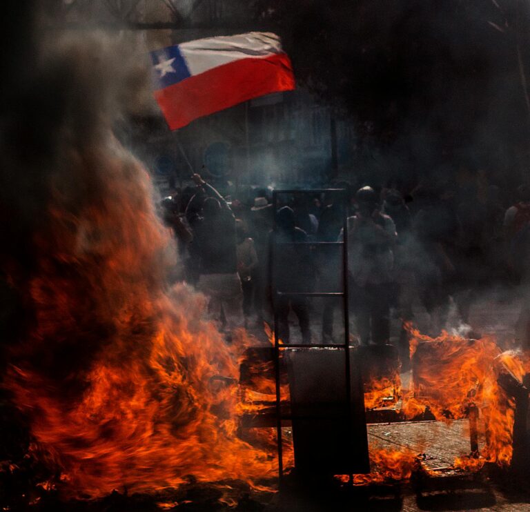 Political Flag Fight Turns Into Violent Neighborhood Incident - Featured image