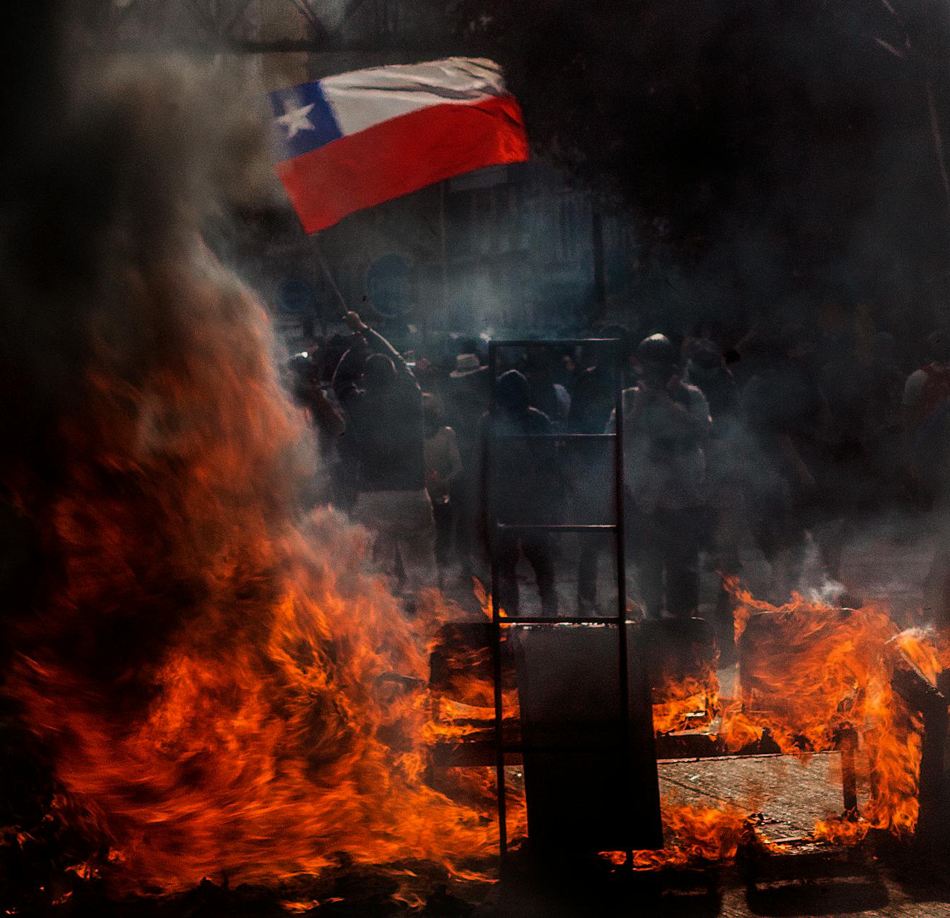 Political Flag Fight Turns Into Violent Neighborhood Incident - Featured image