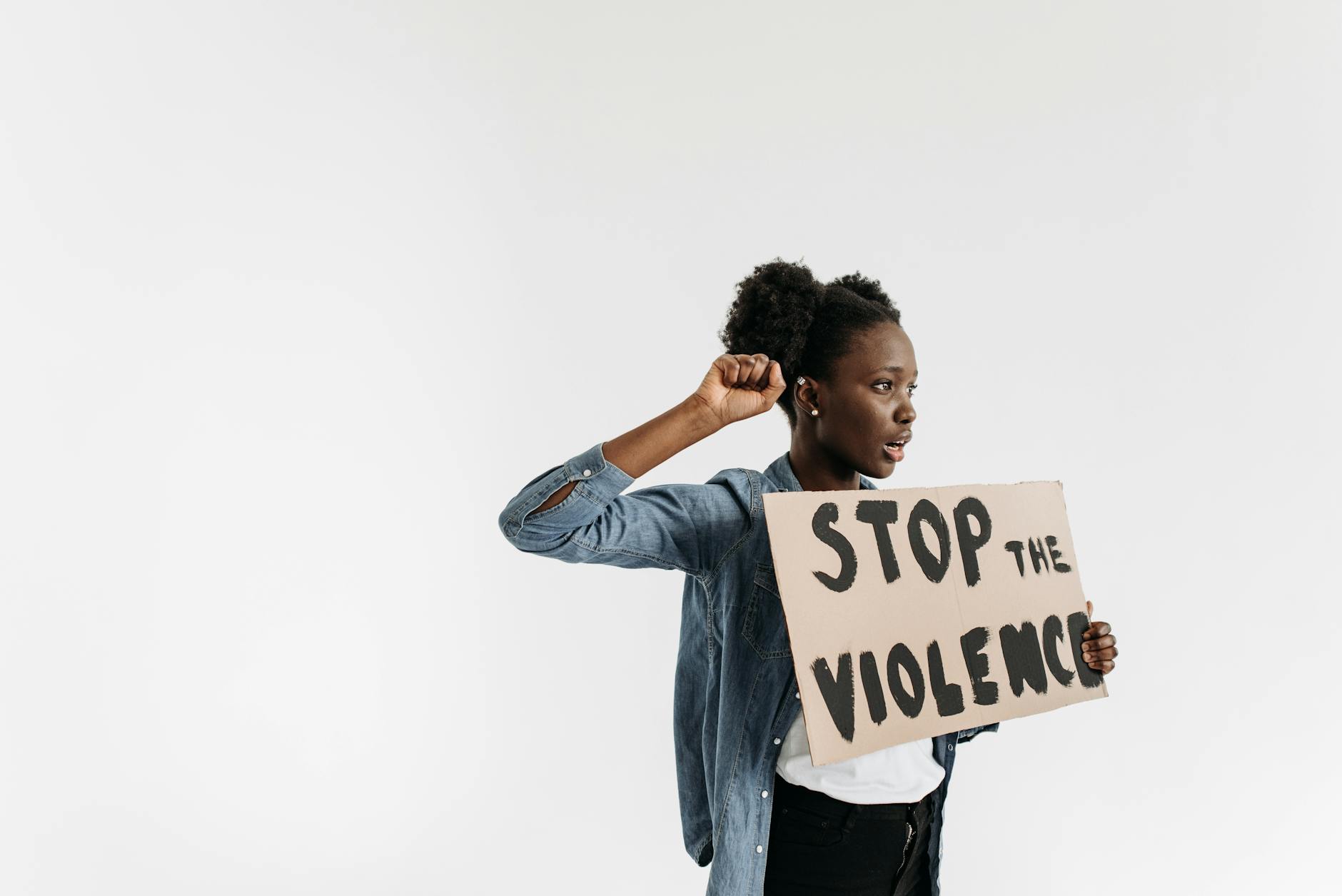 Political Violence and the Display of Political Symbols at Home