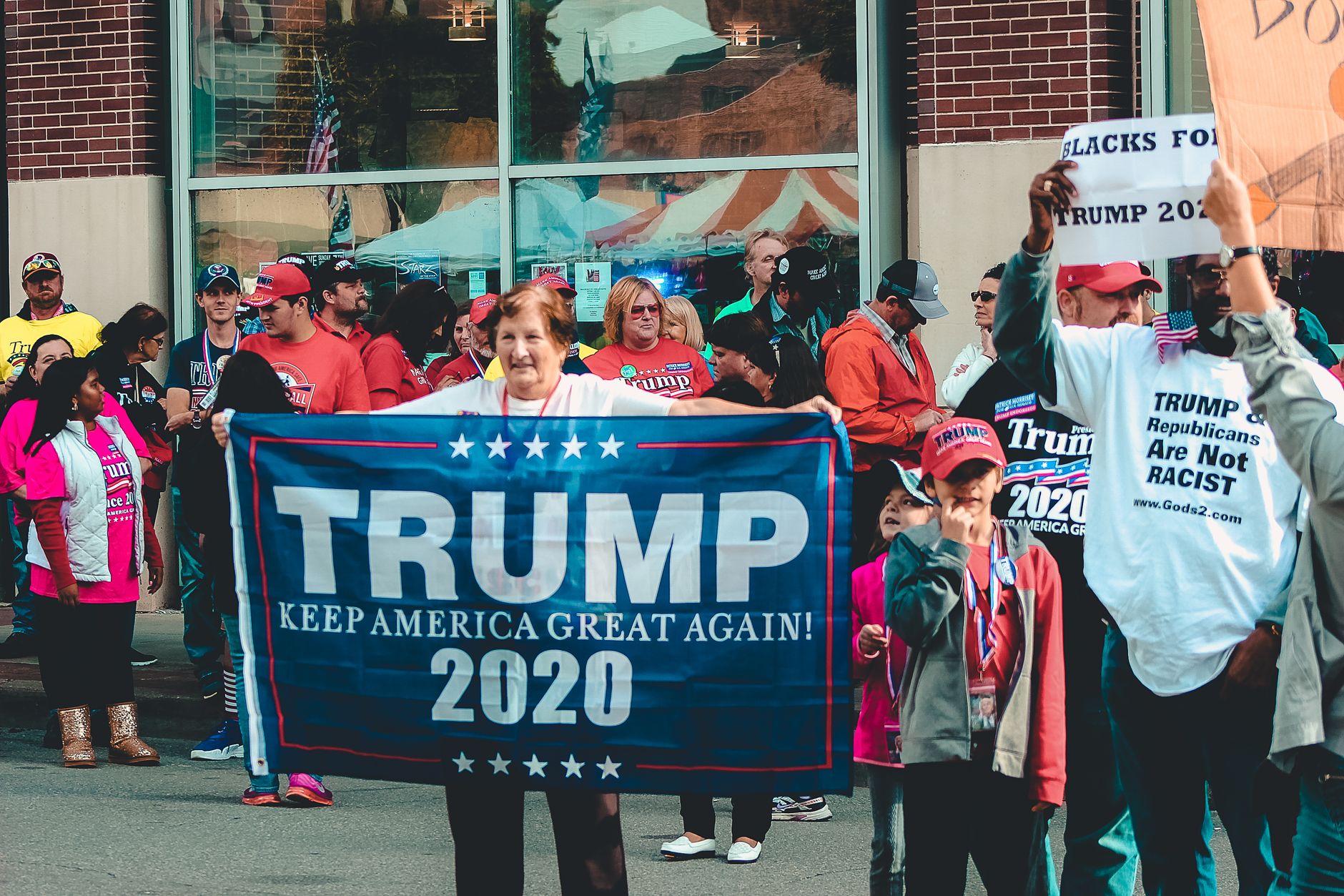 Pro-Trump Yard Display Owner Dies After Alleged Assault by Fellow Veteran - Featured image