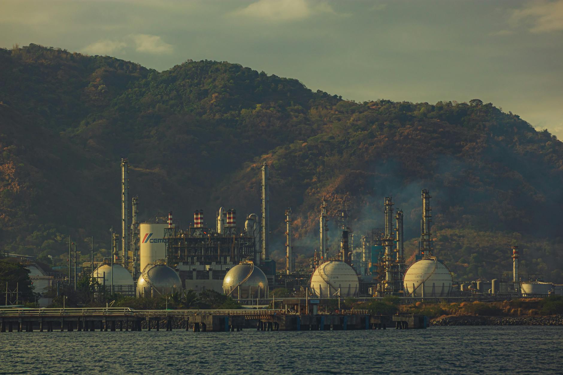 The Role of Refinery Capacity in Setting Regional Gas Prices
