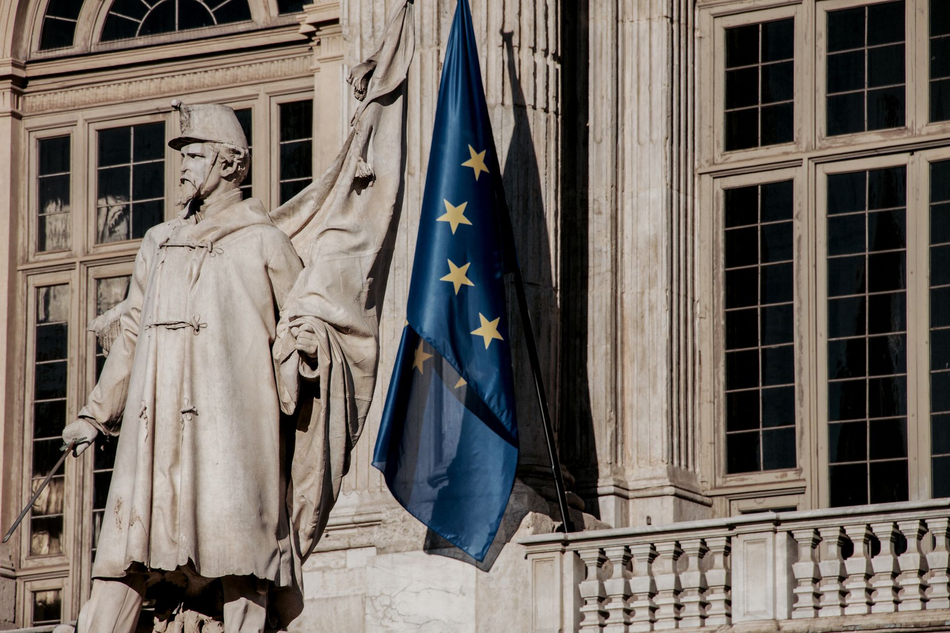 European Union Approves US Trade Agreement Before Trump's Deadline Expires - Featured image