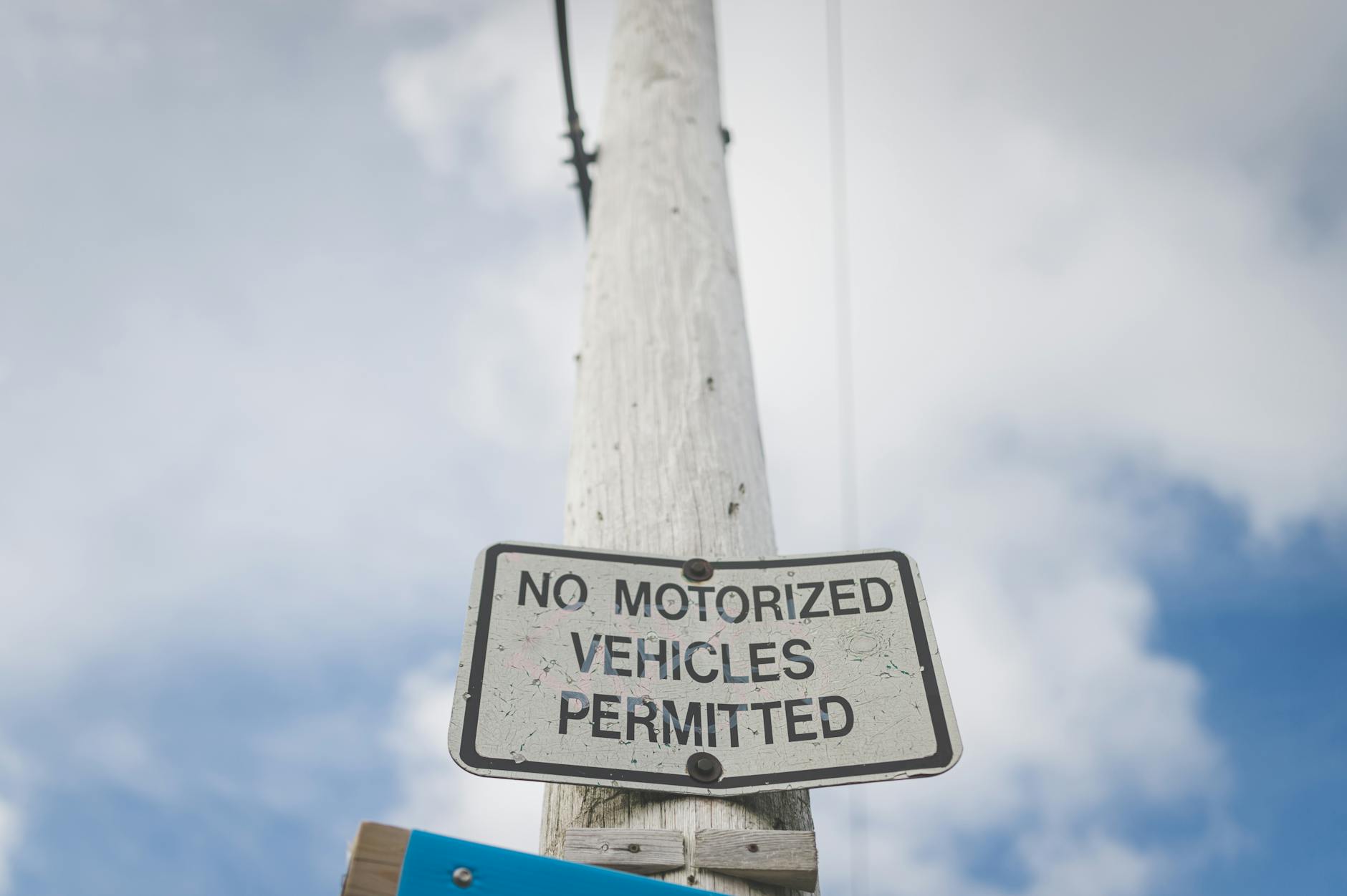 HOA Political Sign Rule Backfires After Homeowners Fight Back - Featured image