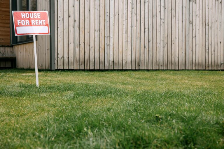 Homeowners Say Their Yard Signs Are Free Speech, HOA Says They Broke the Rules - Featured image