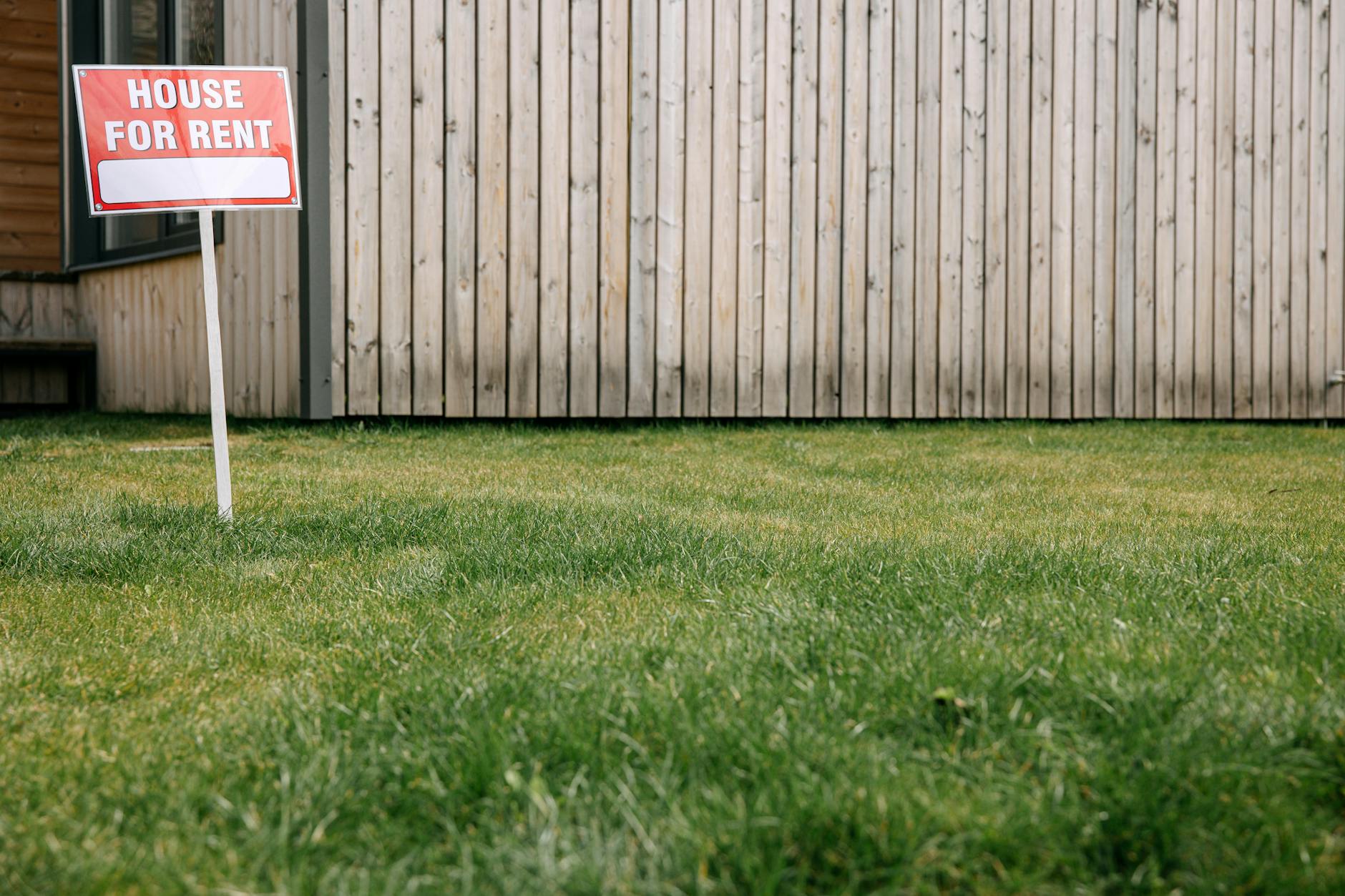 Homeowners Say Their Yard Signs Are Free Speech, HOA Says They Broke the Rules - Featured image