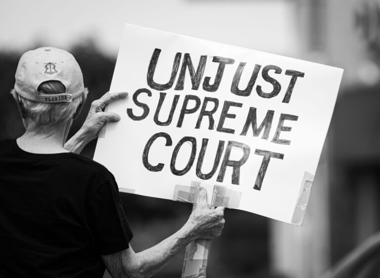 Supreme Court Blocks Trump Tariffs; Government Returns $81 Billion to Americans - Featured image